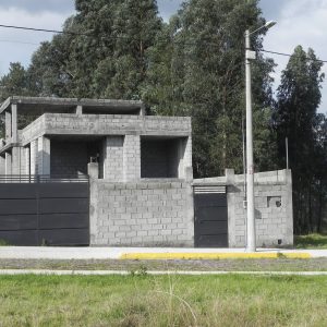 PRECIO DE REMATE 85.000 Casa de Dos Pisos en Obra Gris con Amplio Terreno en Miranda Pedregal